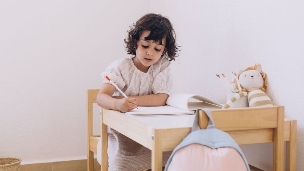 canto de estudo no quarto da criança